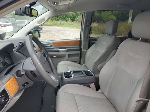 Used 2010 Chrysler Town & Country Limited w/ Entertainment Group #3 FWD image 18