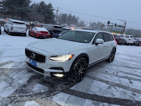 Used 2020 Volvo V90 T6 Cross Country image 2