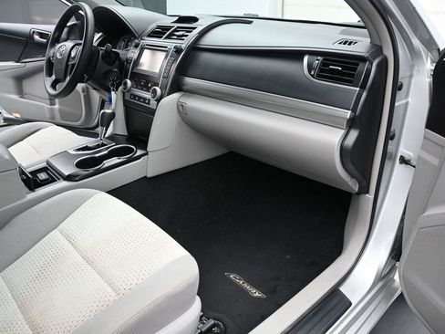 Used 2014 Toyota Camry LE FWD image 15