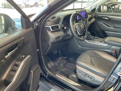 Used 2024 Toyota Highlander Platinum image 9