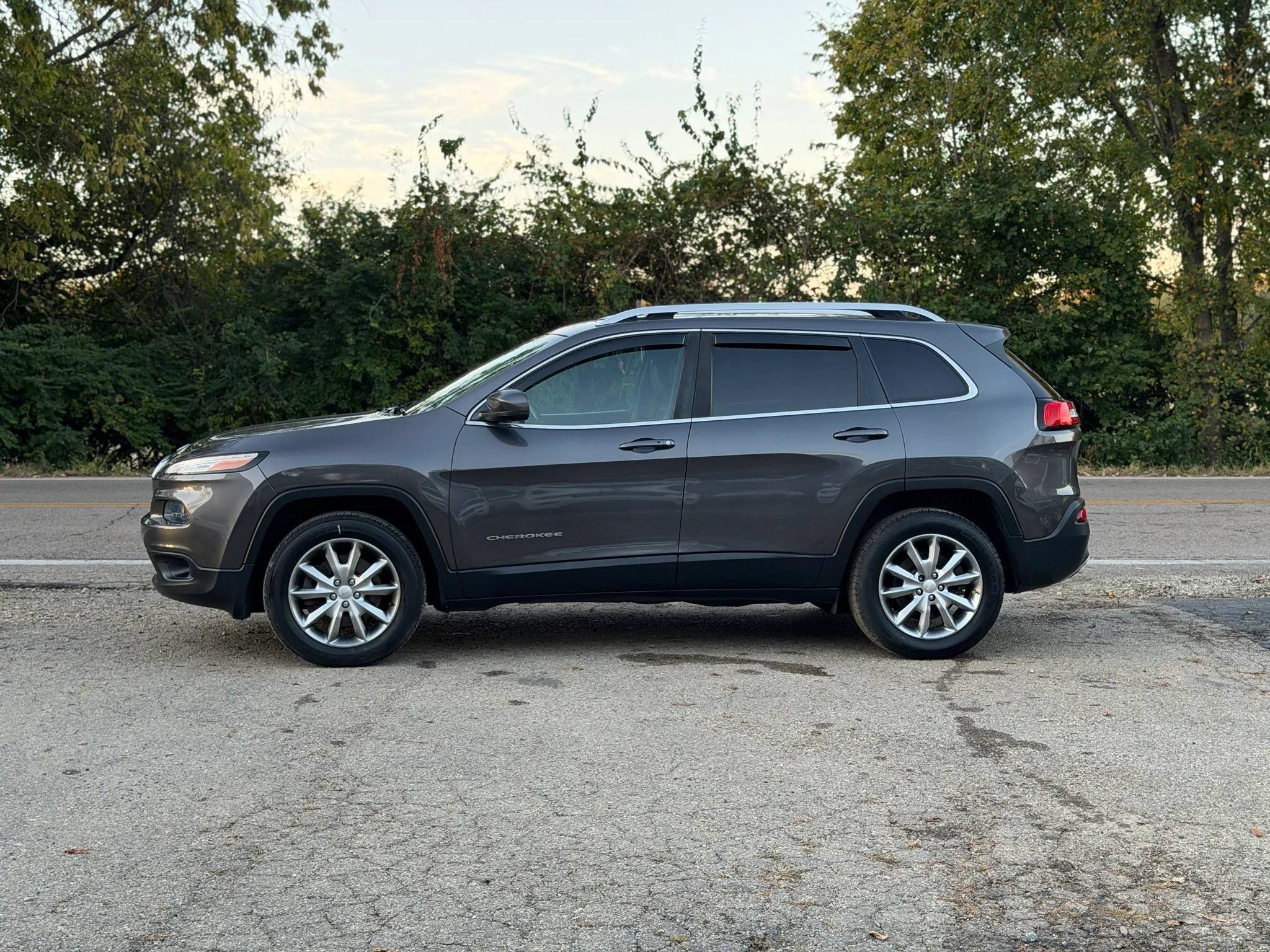Used 2018 Jeep Cherokee Limited AWD/4WD image 4