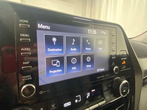 Used 2020 Toyota Highlander XLE AWD/4WD image 19