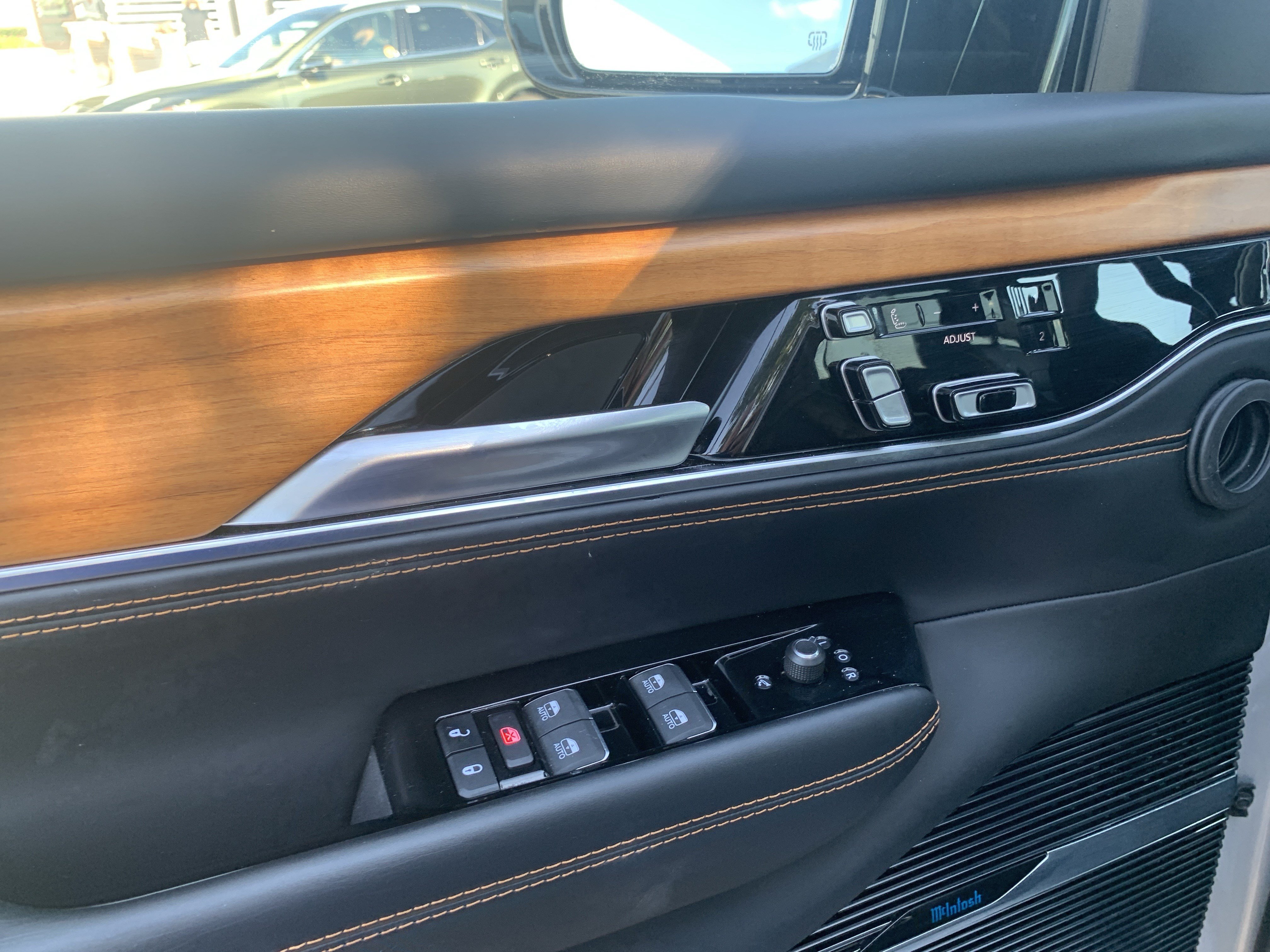Used 2024 Jeep Grand Wagoneer Series III w/ Rear Seat Video Group 1 AWD/4WD image 15