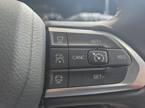 Used 2025 Jeep Compass Trailhawk AWD/4WD image 6