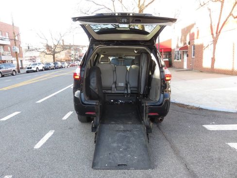 Used 2020 Toyota Sienna L image 24