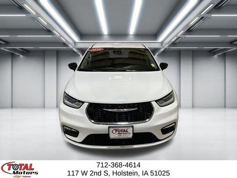 Used 2024 Chrysler Pacifica Touring-L image 3