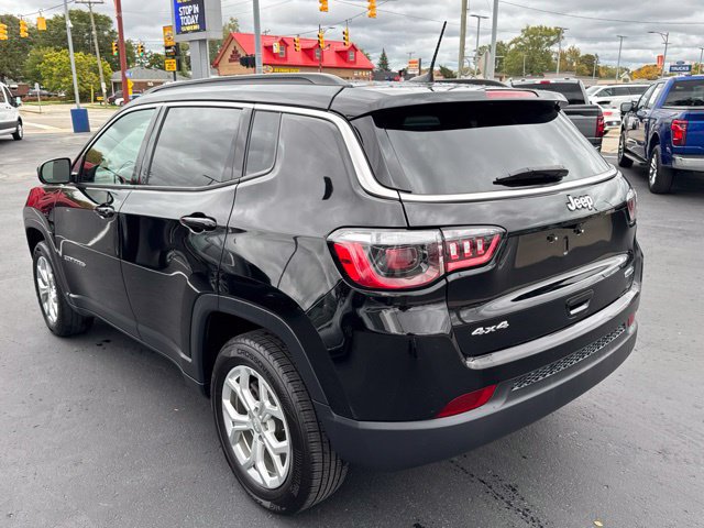Used 2024 Jeep Compass Latitude AWD/4WD image 5