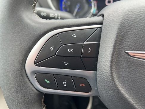 Used 2024 Chrysler Pacifica Touring-L image 21