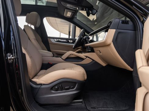 Certified 2024 Porsche Cayenne Coupe AWD/4WD image 39