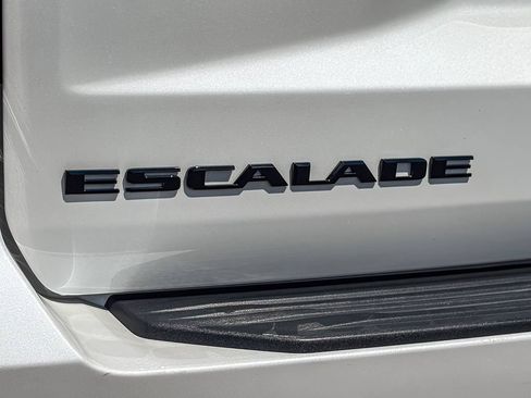 Used 2022 Cadillac Escalade Premium Luxury AWD/4WD image 5