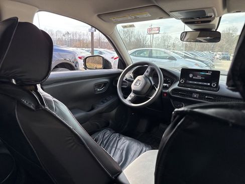 Used 2023 Honda HR-V LX image 12