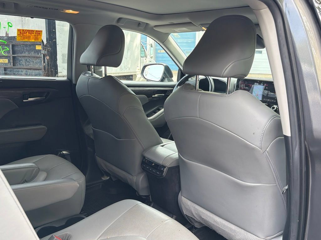 Used 2021 Toyota Highlander Platinum AWD/4WD image 21