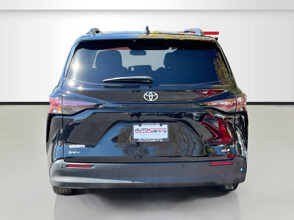 Used 2026 Toyota Sienna XLE FWD image 6