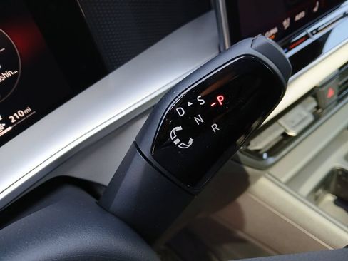 New 2026 Volkswagen Tiguan SE R-Line FWD image 23