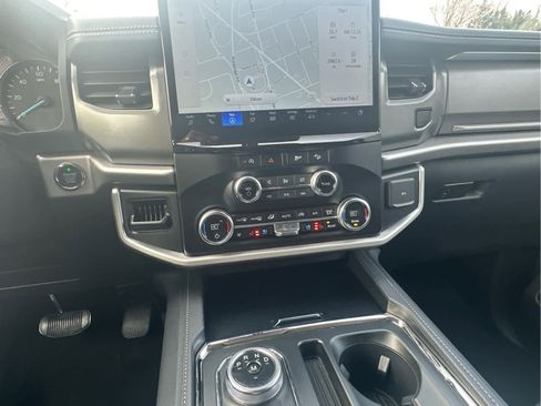 Used 2024 Ford Expedition XLT image 11