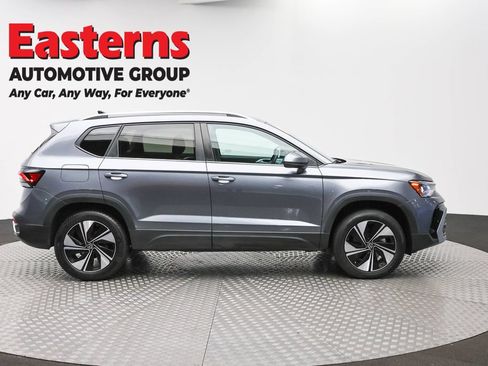 Used 2025 Volkswagen Taos SE AWD/4WD image 4
