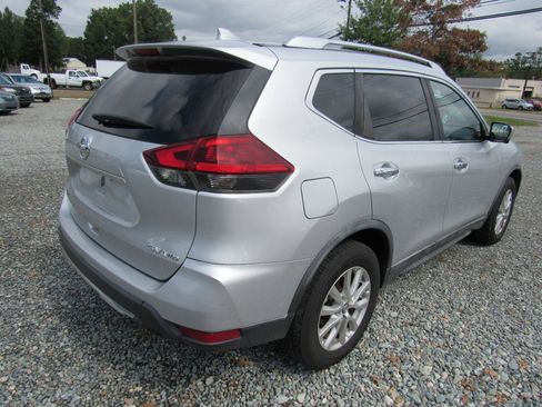 Used 2018 Nissan Rogue SV w/ Premium Package image 5