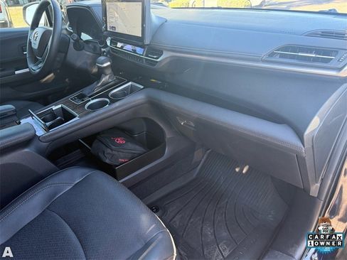 Used 2025 Toyota Sienna Platinum image 27
