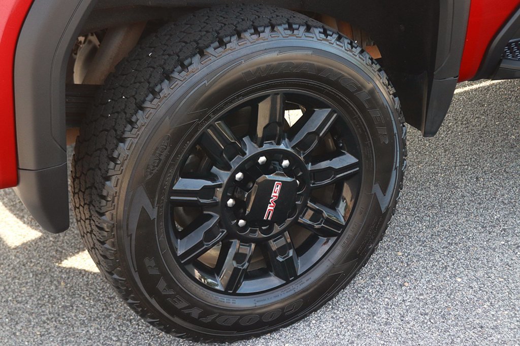 Used 2024 GMC Sierra 2500 AT4 w/ AT4 Preferred Package AWD/4WD image 8