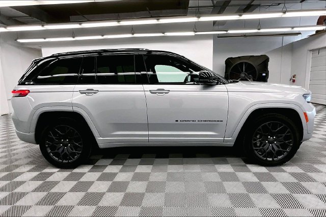 Used 2025 Jeep Grand Cherokee Summit w/ Obsidian Package AWD/4WD image 15