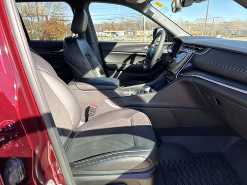 Used 2024 Jeep Grand Cherokee Altitude image 33