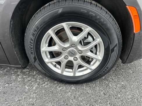 Used 2023 Chrysler Voyager LX image 10