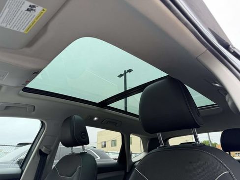 Certified 2023 Volkswagen Taos SE w/ Panoramic Sunroof Package AWD/4WD image 21