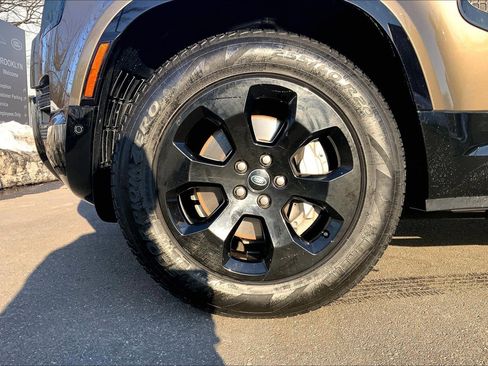 Used 2024 Land Rover Defender 110 X-Dynamic SE image 5