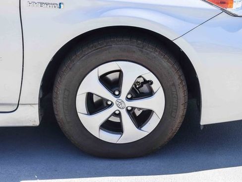 Used 2015 Toyota Prius Three w/ Preferred Accessory Package FWD image 10