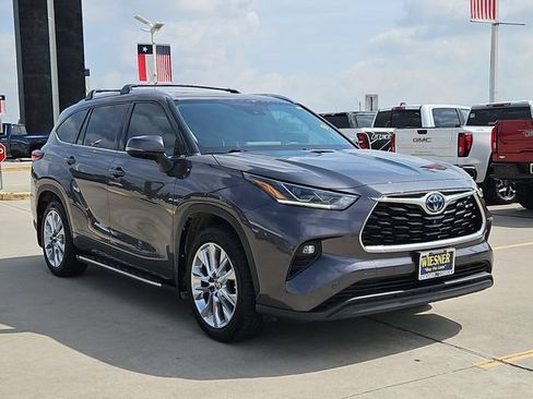 Used 2022 Toyota Highlander Limited FWD image 3