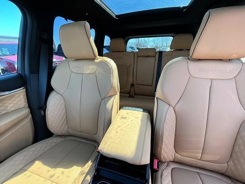 New 2026 Jeep Grand Cherokee Summit w/ Obsidian Package AWD/4WD image 32