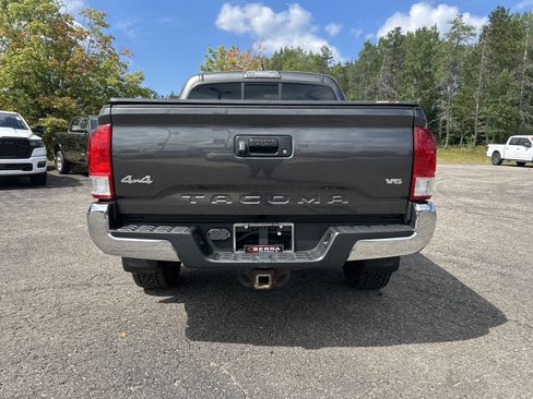 Used 2017 Toyota Tacoma SR5 w/ Tow Package AWD/4WD image 4