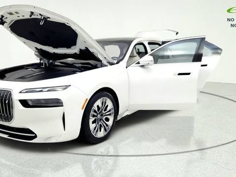 Used 2023 BMW i7 xDrive60 AWD/4WD image 13