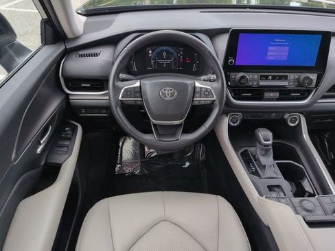 Certified 2024 Toyota Grand Highlander AWD image 16
