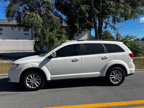 Used 2019 Dodge Journey SE w/ Premium Group FWD image 4