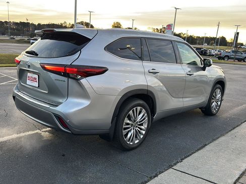 Used 2024 Toyota Highlander Platinum image 5