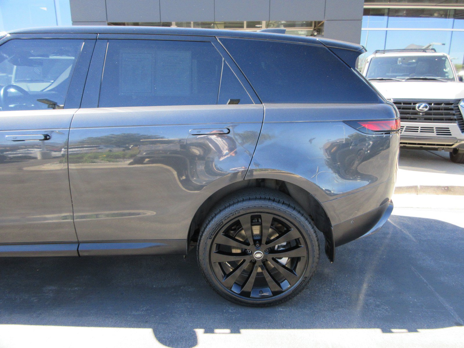 Used 2023 Land Rover Range Rover Sport SE AWD/4WD image 4