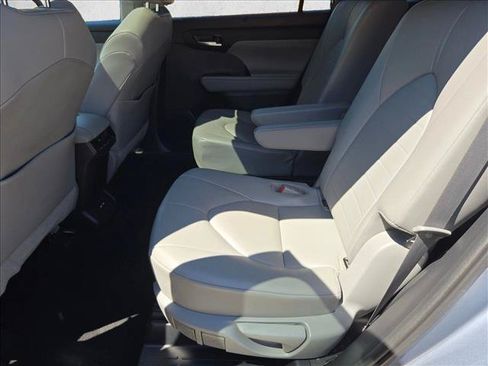 Used 2021 Toyota Highlander XLE FWD image 19