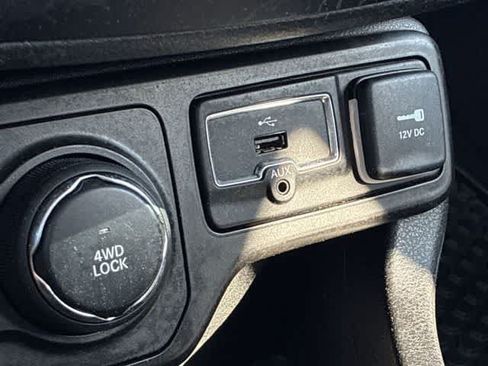 Used 2019 Jeep Renegade Latitude w/ Cold Weather Group AWD/4WD image 32