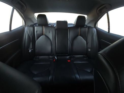 Used 2020 Toyota Camry XLE w/ Sunroof Package FWD image 16