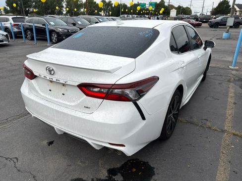 Used 2022 Toyota Camry SE FWD image 3