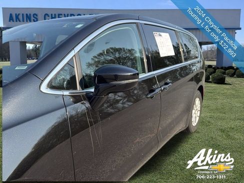 Used 2024 Chrysler Pacifica Touring-L FWD image 2