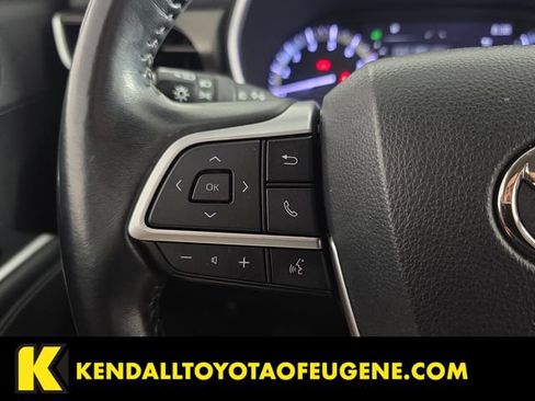 Used 2022 Toyota Highlander XLE AWD/4WD image 14