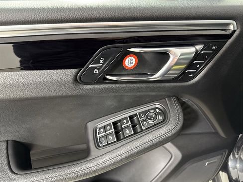 Certified 2021 Porsche Macan S image 34