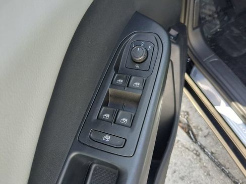 Certified 2022 Volkswagen Taos SE FWD image 18