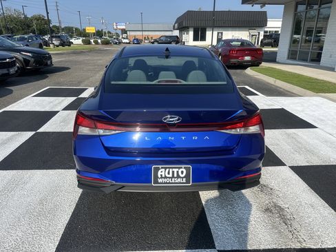 Used 2023 Hyundai Elantra SEL w/ Convenience Package FWD image 4