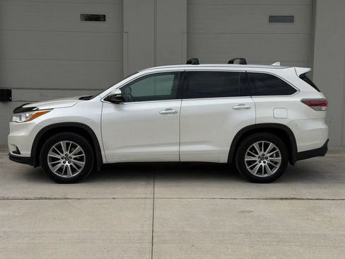 Used 2016 Toyota Highlander XLE AWD/4WD image 2