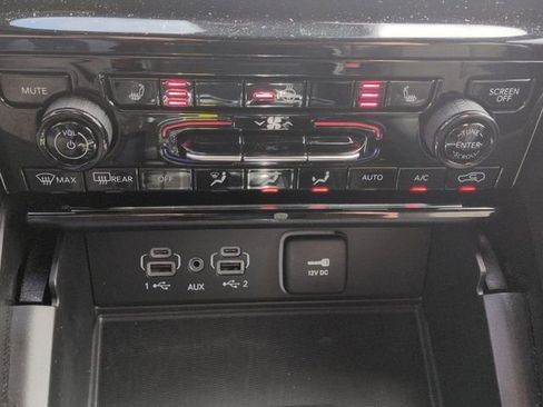 Used 2025 Jeep Grand Cherokee L Laredo image 16