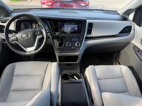 Used 2017 Toyota Sienna FWD image 33