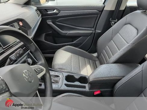 Used 2024 Volkswagen Jetta SE FWD image 3